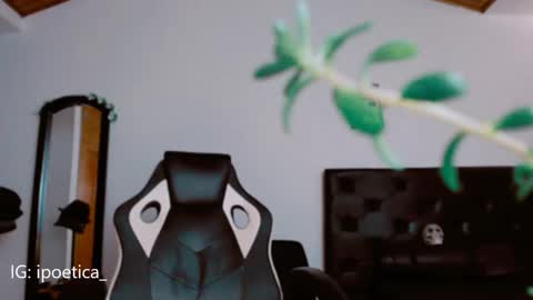 Snapshot of poeeticaa_ chatting on December 2024 05:15:01 PM IG ipoetica online show from December 2024 05:15:01 PM