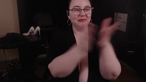 Snapshot of posh_mistress chatting on March 2025 05:49:02 AM PoshMistres online show from March 2025 05:49:02 AM