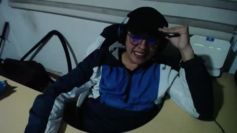 Snapshot of powerfulzeus2 chatting on October 2025 02:31:01 AM powerfulzeus2 online show from October 2025 02:31:01 AM