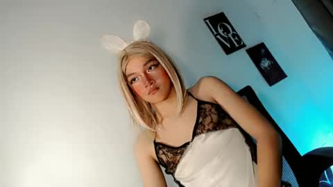 precious_laura18 online show from June 2026 06:23:01 PM