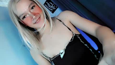 precious_laura18 online show from June 2026 06:43:01 PM