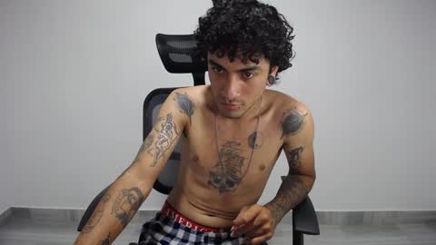 Snapshot of present_the_magic chatting on December 2024 08:59:01 AM Plux online show from December 2024 08:59:01 AM