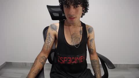 Snapshot of present_the_magic chatting on December 2024 03:58:01 AM Plux online show from December 2024 03:58:01 AM