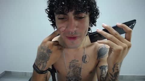 Snapshot of present_the_magic chatting on January 2025 06:02:02 AM Plux online show from January 2025 06:02:02 AM