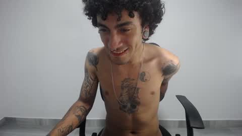 Snapshot of present_the_magic chatting on January 2025 06:27:02 AM Plux online show from January 2025 06:27:02 AM