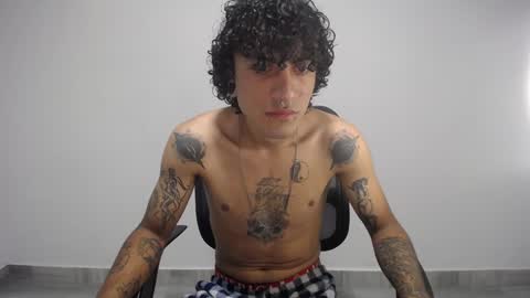 Snapshot of present_the_magic chatting on January 2025 01:15:01 AM Plux online show from January 2025 01:15:01 AM