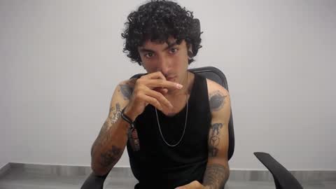 Snapshot of present_the_magic chatting on January 2025 04:57:02 AM Plux online show from January 2025 04:57:02 AM