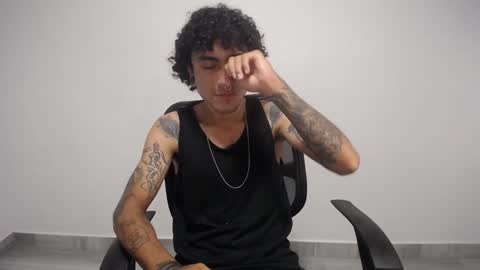 Snapshot of present_the_magic chatting on January 2025 08:20:01 AM Plux online show from January 2025 08:20:01 AM