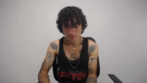 Snapshot of present_the_magic chatting on January 2025 02:44:02 AM Plux online show from January 2025 02:44:02 AM