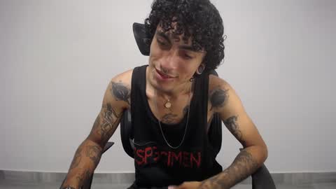 Snapshot of present_the_magic chatting on January 2025 06:34:01 AM Plux online show from January 2025 06:34:01 AM