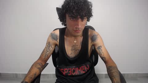 Snapshot of present_the_magic chatting on January 2025 01:16:01 AM Plux online show from January 2025 01:16:01 AM