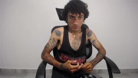 Snapshot of present_the_magic chatting on January 2025 04:20:01 AM Plux online show from January 2025 04:20:01 AM