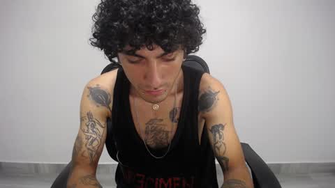 Snapshot of present_the_magic chatting on January 2025 05:52:02 AM Plux online show from January 2025 05:52:02 AM