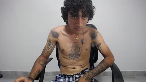 Snapshot of present_the_magic chatting on January 2025 02:04:02 AM Plux online show from January 2025 02:04:02 AM