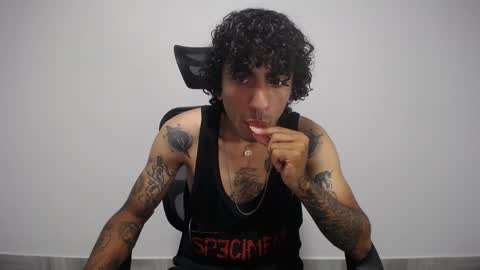 Snapshot of present_the_magic chatting on February 2025 11:37:02 PM Plux online show from February 2025 11:37:02 PM