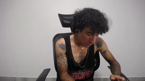 Snapshot of present_the_magic chatting on February 2025 10:11:01 PM Plux online show from February 2025 10:11:01 PM