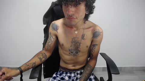 Snapshot of present_the_magic chatting on February 2025 02:11:02 AM Plux online show from February 2025 02:11:02 AM