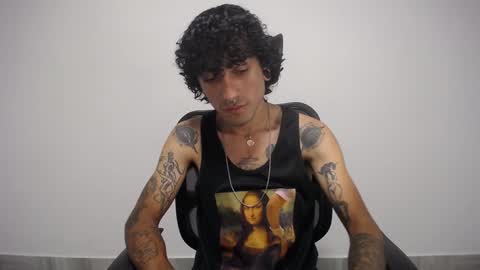 Snapshot of present_the_magic chatting on February 2025 08:02:02 PM Plux online show from February 2025 08:02:02 PM