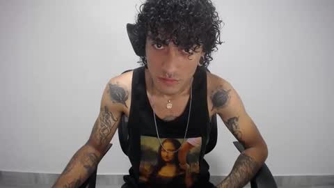 Snapshot of present_the_magic chatting on February 2025 08:13:02 PM Plux online show from February 2025 08:13:02 PM