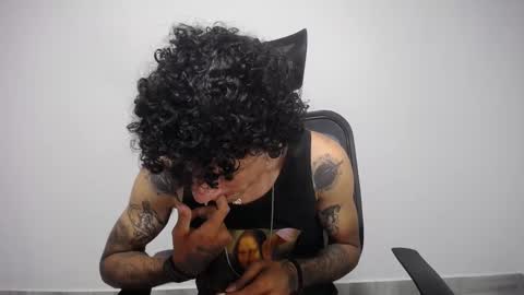 Snapshot of present_the_magic chatting on February 2025 01:57:01 AM Plux online show from February 2025 01:57:01 AM