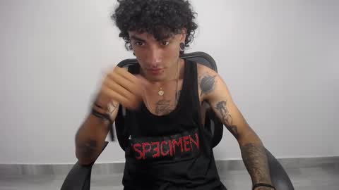 Snapshot of present_the_magic chatting on February 2025 02:24:02 AM Plux online show from February 2025 02:24:02 AM