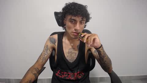 Snapshot of present_the_magic chatting on February 2025 10:37:01 PM Plux online show from February 2025 10:37:01 PM