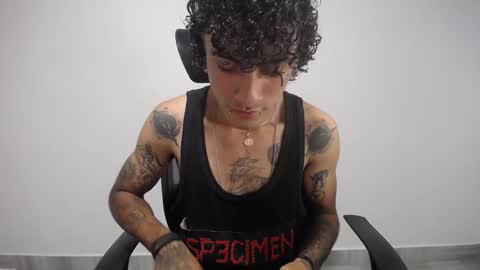 Snapshot of present_the_magic chatting on February 2025 02:56:01 AM Plux online show from February 2025 02:56:01 AM