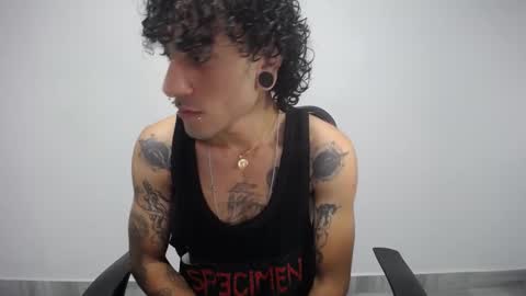 Snapshot of present_the_magic chatting on February 2025 01:34:01 AM Plux online show from February 2025 01:34:01 AM