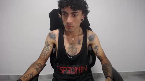 Snapshot of present_the_magic chatting on February 2025 03:47:02 AM Plux online show from February 2025 03:47:02 AM