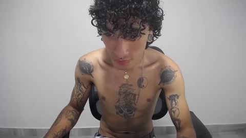 Snapshot of present_the_magic chatting on February 2025 09:19:02 PM Plux online show from February 2025 09:19:02 PM