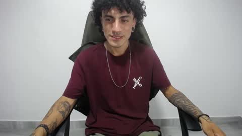 Snapshot of present_the_magic chatting on February 2025 04:50:02 AM Plux online show from February 2025 04:50:02 AM