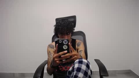 Snapshot of present_the_magic chatting on February 2025 03:01:02 AM Plux online show from February 2025 03:01:02 AM