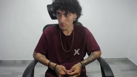 Snapshot of present_the_magic chatting on February 2025 02:29:02 AM Plux online show from February 2025 02:29:02 AM