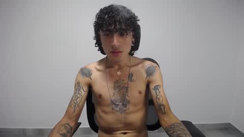 Snapshot of present_the_magic chatting on February 2025 03:12:02 AM Plux online show from February 2025 03:12:02 AM