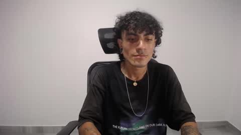 Snapshot of present_the_magic chatting on February 2025 10:25:01 PM Plux online show from February 2025 10:25:01 PM