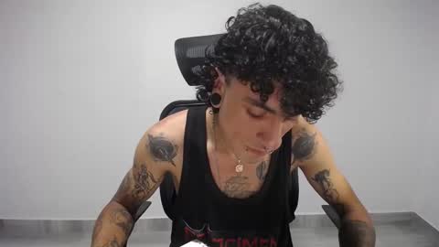 Snapshot of present_the_magic chatting on February 2025 02:15:02 AM Plux online show from February 2025 02:15:02 AM