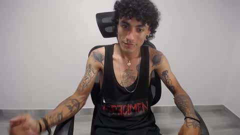 Snapshot of present_the_magic chatting on February 2025 05:20:01 AM Plux online show from February 2025 05:20:01 AM