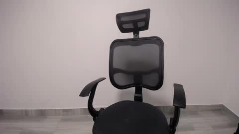 Snapshot of present_the_magic chatting on February 2025 11:37:01 PM Plux online show from February 2025 11:37:01 PM