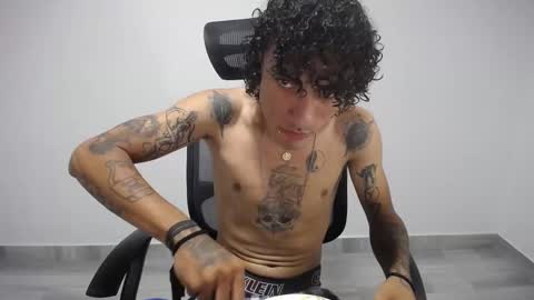 Snapshot of present_the_magic chatting on March 2025 03:08:01 AM Plux online show from March 2025 03:08:01 AM