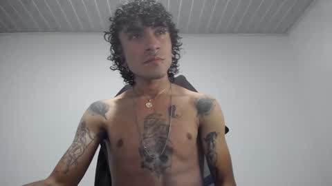 Snapshot of present_the_magic chatting on March 2025 07:25:02 AM Plux online show from March 2025 07:25:02 AM