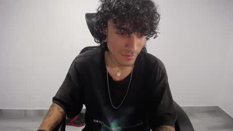 Snapshot of present_the_magic chatting on March 2025 03:29:02 AM Plux online show from March 2025 03:29:02 AM