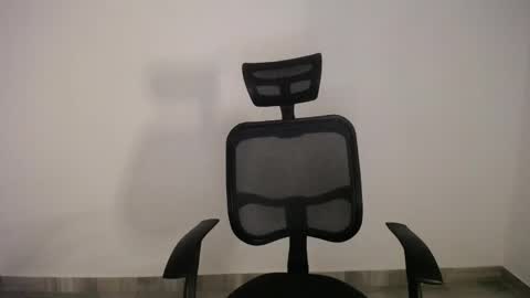 Snapshot of present_the_magic chatting on March 2025 05:33:01 AM Plux online show from March 2025 05:33:01 AM