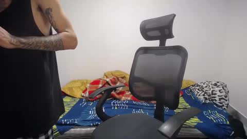 Snapshot of present_the_magic chatting on September 2025 10:32:01 PM Plux online show from September 2025 10:32:01 PM