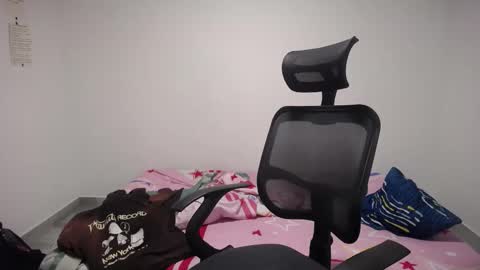 Snapshot of present_the_magic chatting on October 2025 05:17:02 AM Plux online show from October 2025 05:17:02 AM