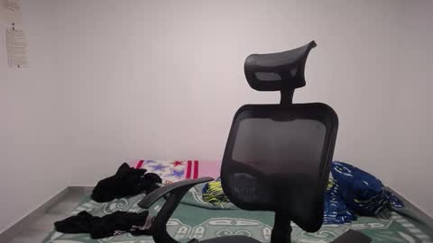 Snapshot of present_the_magic chatting on October 2025 12:19:01 PM Plux online show from October 2025 12:19:01 PM