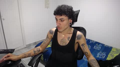 Snapshot of present_the_magic chatting on October 2025 07:01:02 AM Plux online show from October 2025 07:01:02 AM