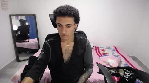 Snapshot of present_the_magic chatting on November 2025 05:28:02 AM Plux online show from November 2025 05:28:02 AM