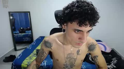 Snapshot of present_the_magic chatting on November 2025 09:36:02 PM Plux online show from November 2025 09:36:02 PM