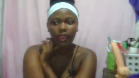 pretty_shanz online show from November 2025 02:43:02 PM