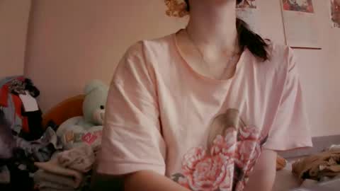 Snapshot of prettybella_7 chatting on May 2026 09:17:02 AM Bella online show from May 2026 09:17:02 AM